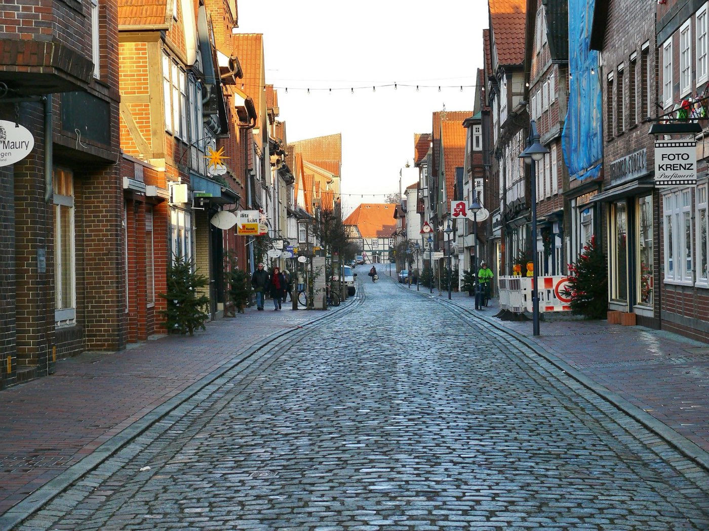 Blick in die Lange Straße in Dannenberg (Elbe) mit Fachwerkhäusern und Kopfsteinpflaster
