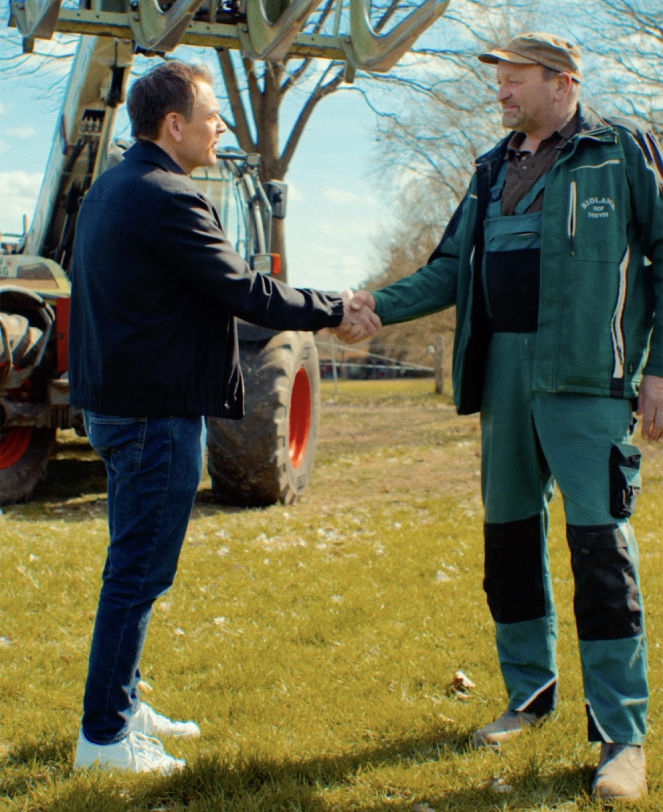 Daniel Schütz im Gespräch mit einem Landwirt der Region