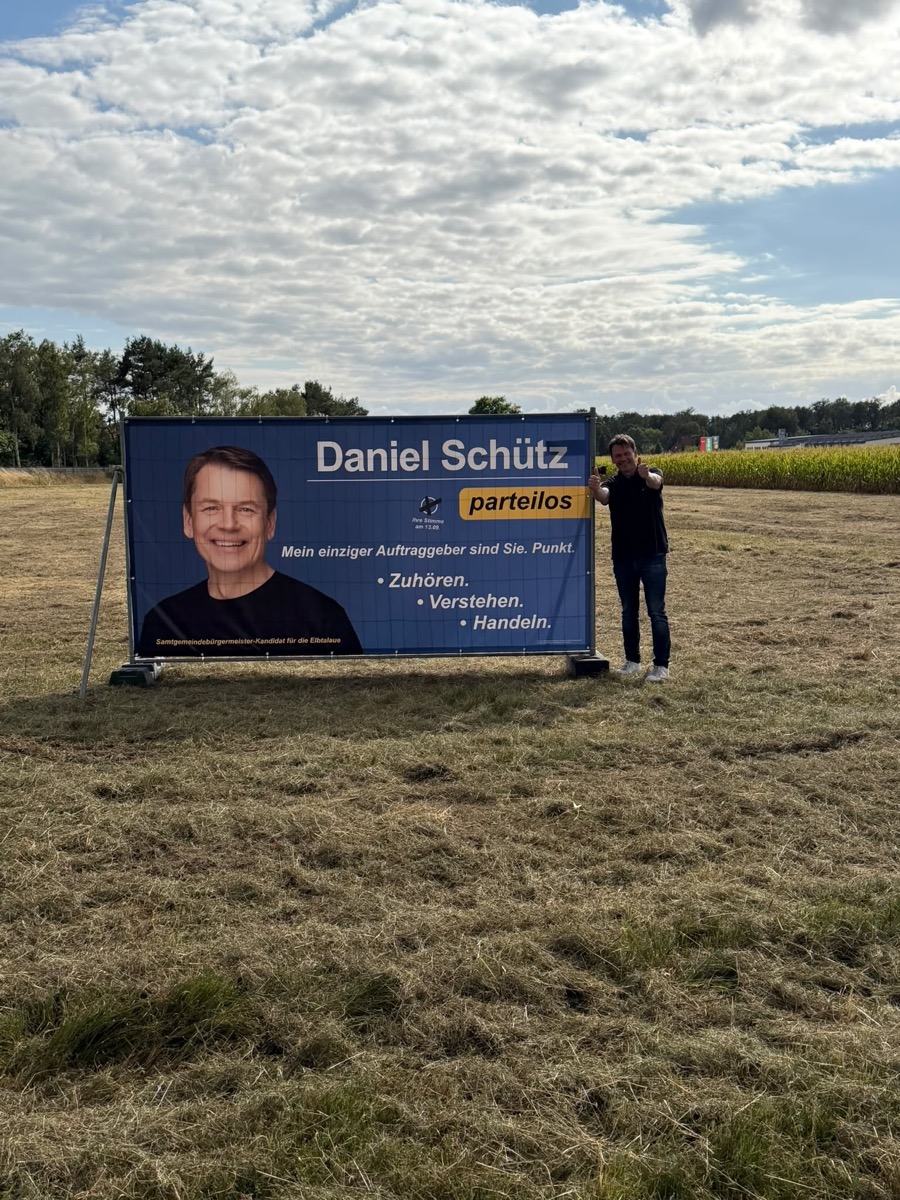 Großflächenplakat von Daniel Schütz an einem Feld bei Dannenberg