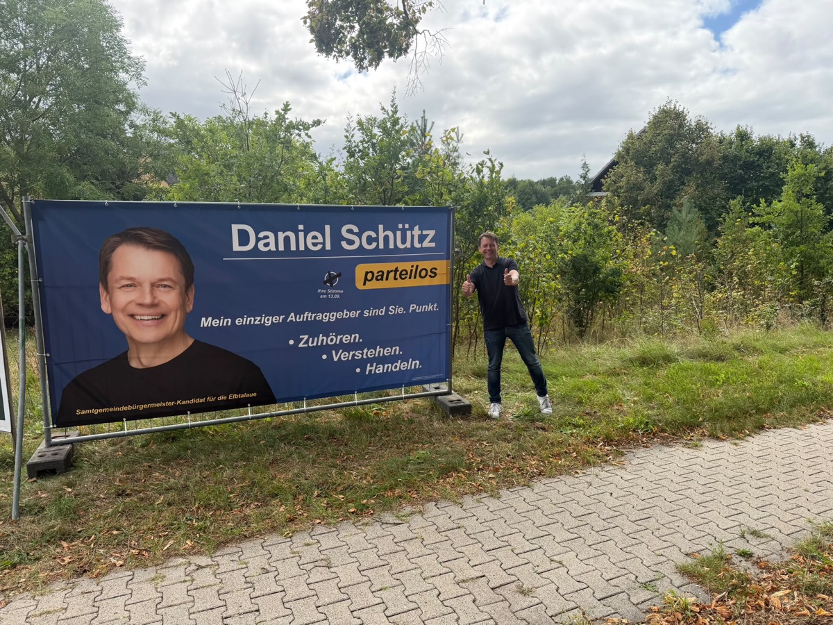 Großflächenplakat von Daniel Schütz am Wegesrand