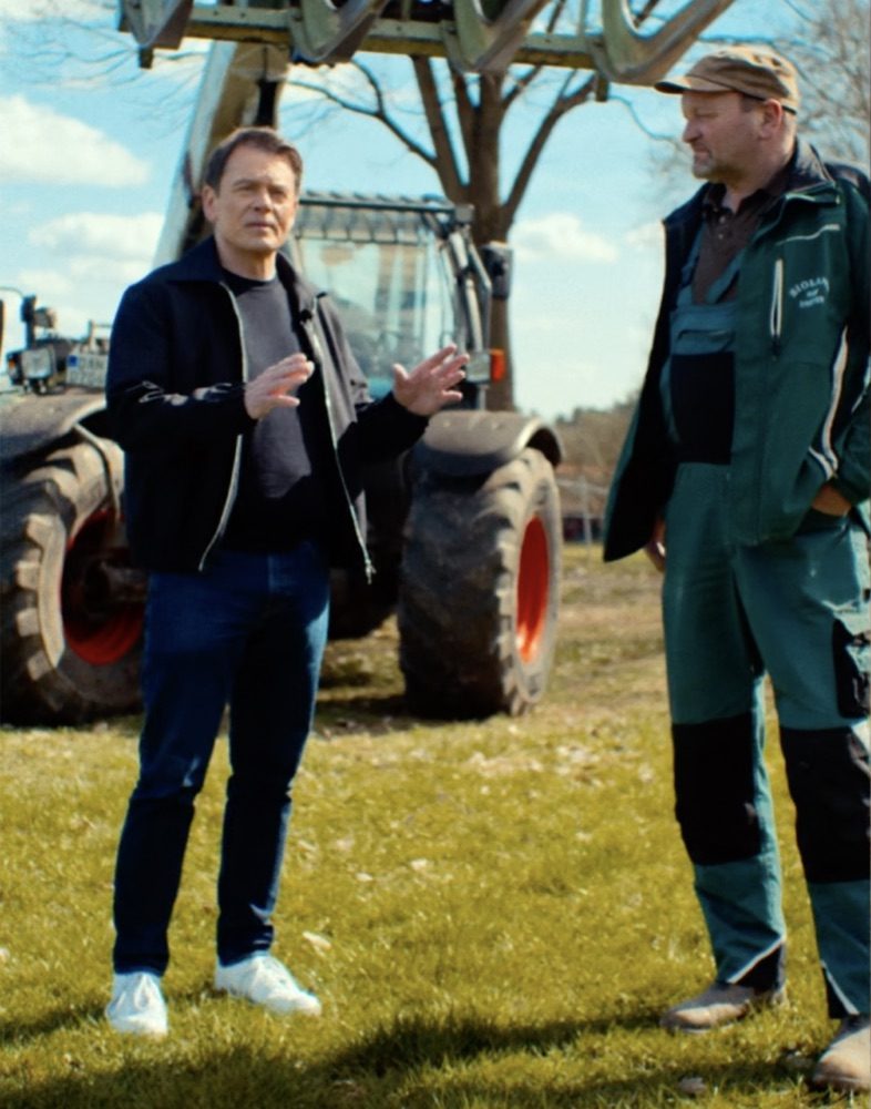 Daniel Schütz im Gespräch mit einem Landwirt