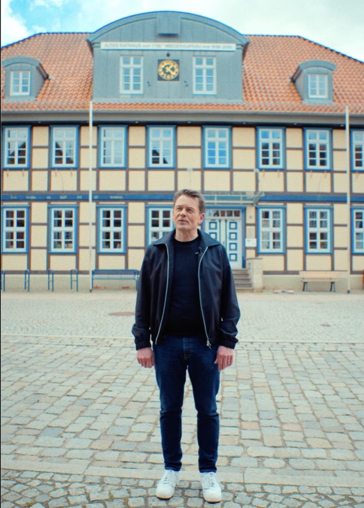 Daniel Schütz vor dem alten Rathaus