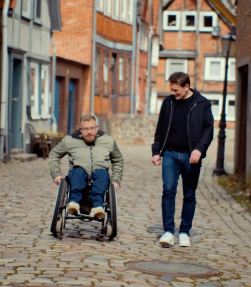 Daniel Schütz im Gespräch beim Spaziergang durch eine Altstadt
