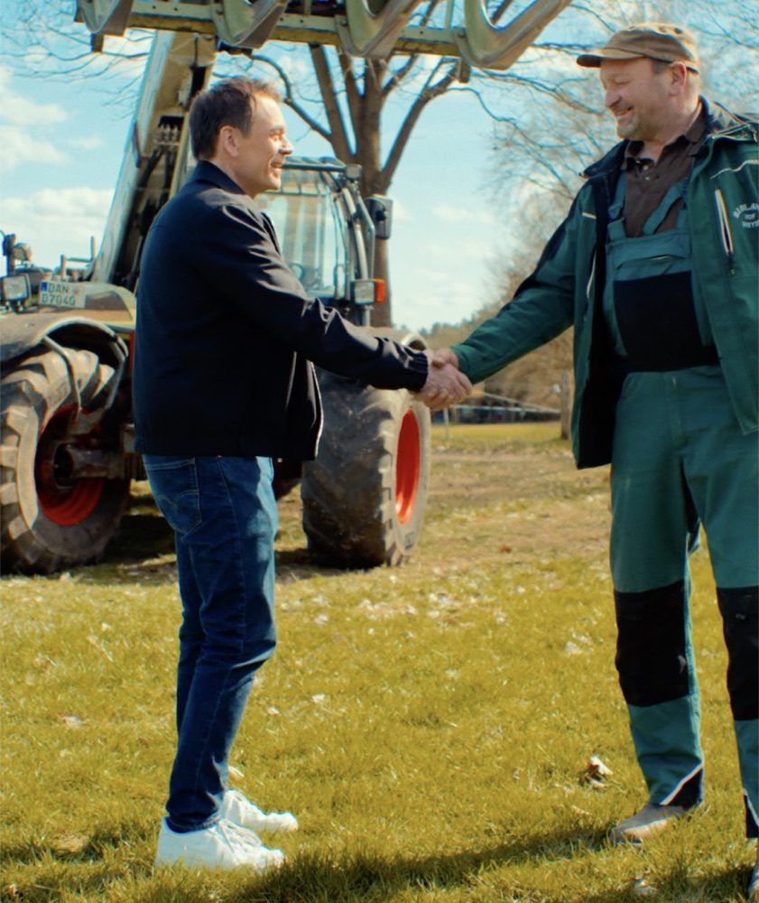 Daniel Schütz im Gespräch mit einem Landwirt